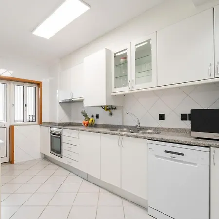 Host Wise - Spacious Escape Near The Apartment