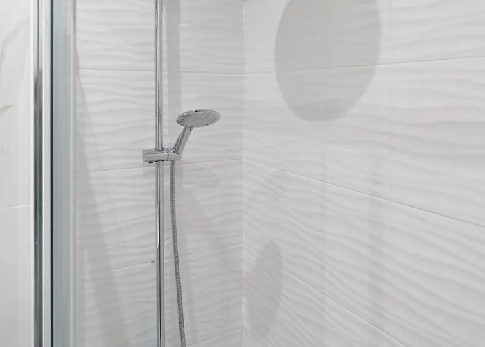 Apartament Spacious Escape Near The By Host Wise